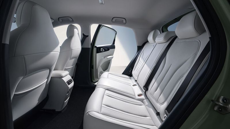Auch auf den Rücksitzen ist zumindest für kürzere Strecken ordentlich Platz. (Bild: Geely)