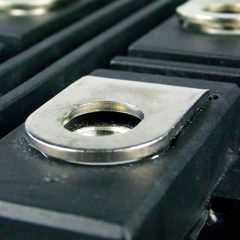 Test von IGBT-Modulen: Eine gängige und verbreitete Methode zum Testen ist es, die Anschlusslaschen mit aufgeschraubten Busbars zu verbinden, getrennt nach Potenzial. Diese Methode funktioniert verlässlich, ist jedoch zeitaufwändig und teuer.