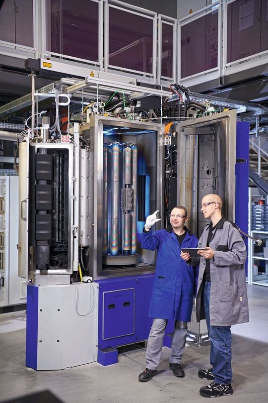 Dank industrienaher Fertigung am Fraunhofer IWS gelangen ta-C-Schichten schnell von der Forschung in die Praxis. Laser-Arc-Anlagen können diese Beschichtungen herstellen, die besonders unter hohen mechanischen oder tribologischen Belastungen ideale Eigenschaften liefern. Das soll Reibverluste reduzieren und Bauteile in anspruchsvollen tribologischen Systemen sicher vor Verschleiss schützen.(Bild:  Jürgen Jeibmann/Fraunhofer IWS)