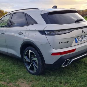 Statt Crossback prangt nun der Schriftzug DS Automobiles auf dem Kofferaumdeckel.(Bild:  Autoren-Union Mobilität / Michael Kirchberger)