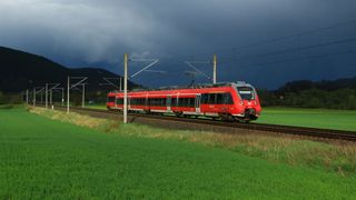 Ein Regionalexpress auf der Fahrt von Leipzig nach Lichtenfels bei Etzelbach (© Deutsche Bahn AG / Jochen Schmidt)