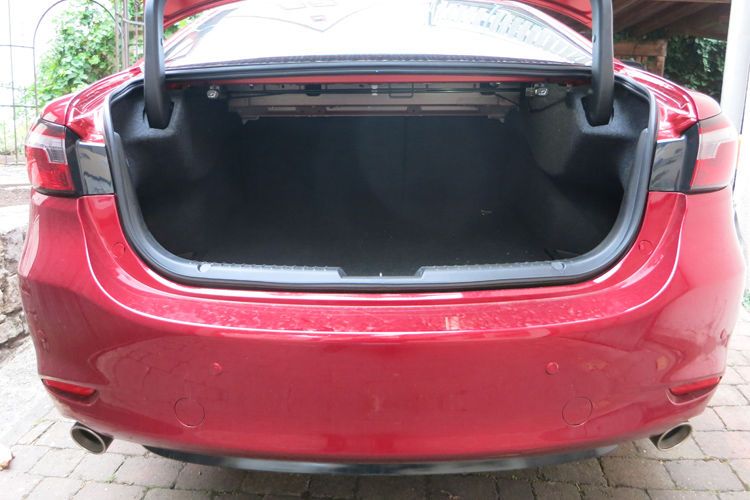 Unschön und wenig premium ist der Blick auf das blanke Blech der Rückwand. Der Kofferraum fasst 489 Liter. (Bild: Schreiner/»kfz-betrieb«)