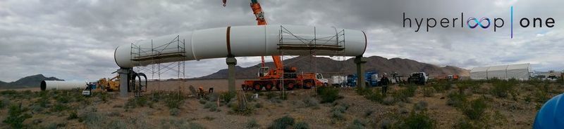 Auch der Bau der notwendigen Infrastruktur soll finanzierbar sein: Die Röhren sollen oberirdisch, z.B. entlang bestehender Autobahn-Trassen, gebaut werden. (Hyperloop Technologies)