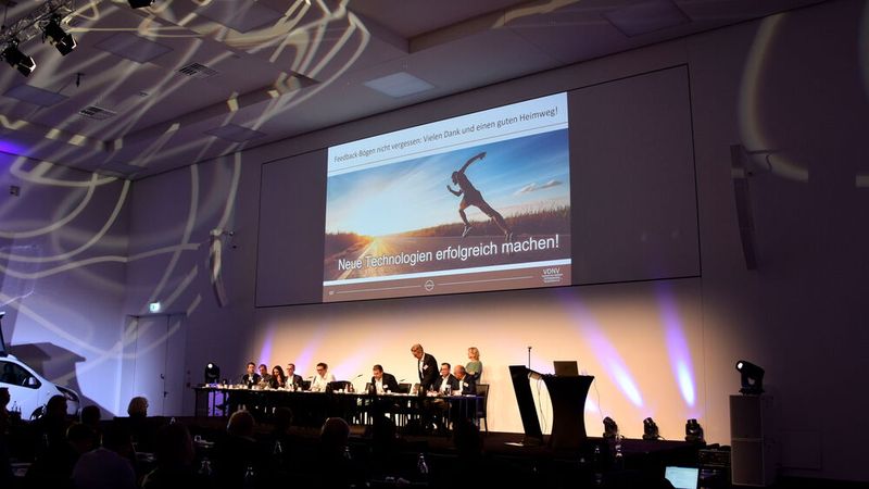 Die diesjährige VDNV-Jahreshauptversammlung stand unter dem Motto „Neue Technologien erfolgreich machen“. Die Händler sehen dabei Nissans Marketing-Team in der Pflicht. Die diesjährige VDNV-Jahreshauptversammlung stand unter dem Motto „Neue Technologien erfolgreich machen“. Die Händler sehen dabei Nissans Marketing-Team in der Pflicht.