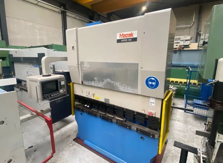 Und last but not least versteigert Surplex auch noch diese (noch) in Belgien stationierte Mazak-CNC-Abkantpresse Apex 50. (Bild: Surplex)