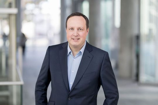 Markus Haas, CEO von Telefónica Deutschland: "Die neue Frequenzausstattung optimiert unser Netzmanagement, öffnet den Weg in neue Geschäftsfelder und wird perspektivisch auch unseren vielen Millionen Kunden ein noch attraktiveres Nutzungserlebnis und damit ein Plus an mobiler Freiheit in der digitalen Welt ermöglichen."(Bild:  Christian Schlueter)