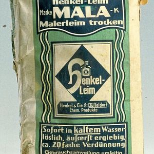 Zu den ersten Produkten, deren Verpackung Henkel in den Zwanzigerjahren mit eigenem Leim verschloss, zählte der Malerleim „Mala“.(Bild:  Henkel)