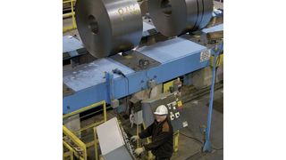 Ein Arbeiter positioniert Coils am Anfang einer Galvanisierungslinie im Arcelor-Mittal-Werk im kanadischen Hamilton. Bild: Arcelor Mittal/V. Beniusis (Archiv: Vogel Business Media)
