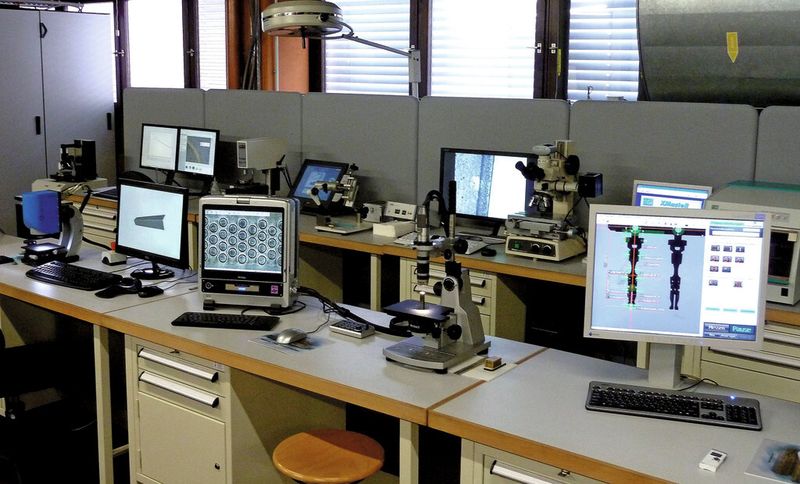 Qualitätssicherung ist bei Stepper für die produzierten Mikrobauteile unverzichtbar, weil überlebenswichtig. Dafür unterhält das Pforzheimer Unternehmen millionenschwere Apparaturen wie, beispielsweise Rasterelektronenmikroskope. (Bild: Kuhn)