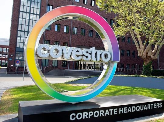 Nach Freigabe durch EU und Bund übernimmt der arabische Staatskonzern Adnoc den Spezialchemiehersteller.(Bild:  Covestro)