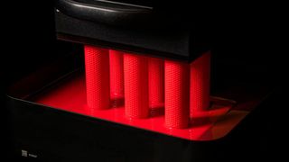 Mit dem Elastomer EPU 46 werden besonders für Griffe und dünne Teile im Gitterdesign verschiedene taktile Funktionen möglich. (Bild: Carbon)