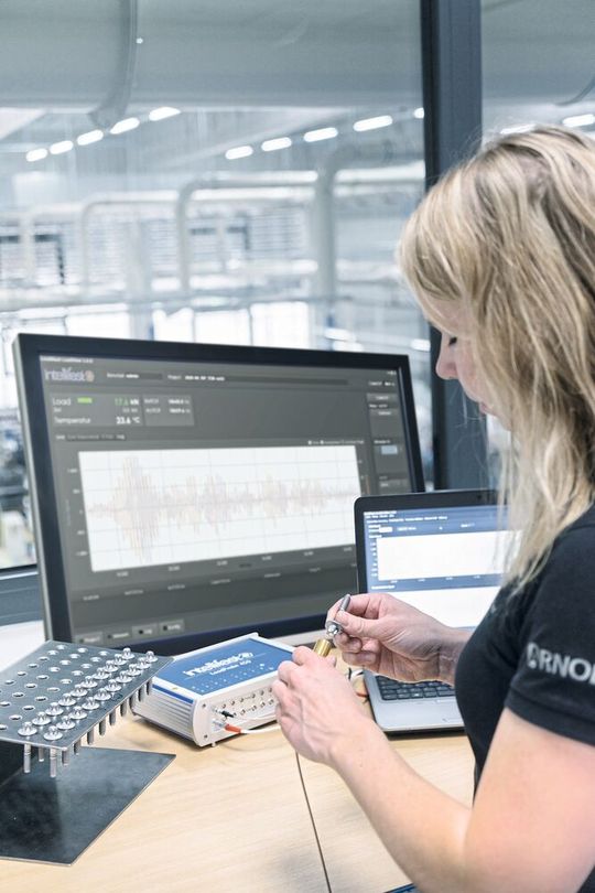 Direkt zu realen Daten: Nach dem Einkoppeln von Ultraschall erfasst das innovative Messverfahren die tatsächlichen Vorspannkräfte an Schraubverbindungen.(Bild:  Arnold)