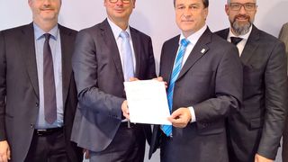 Kooperation bei Medizinprodukten: Matthias Böttcher (Certification Scheme Manager TÜV NORD CERT); Wolfgang Wielpütz (Geschäftsführer TÜV NORD CERT); Ulf Theike (Geschäftsführer TÜV NORD CERT); Wolfgang Niedziella (Geschäftsführer des VDE Prüf- und Zertifizierungsinstituts); Stefan Kley (Leiter Medizinprodukte und Gesundheitswesen TÜV NORD CERT); Uwe Wienand (Geschäftsbereichsleiter Medicine, Consumer and Industrial Products des VDE Prüf- und Zertifizierungsinstituts). (v.l.n.r.) (TÜV NORD)