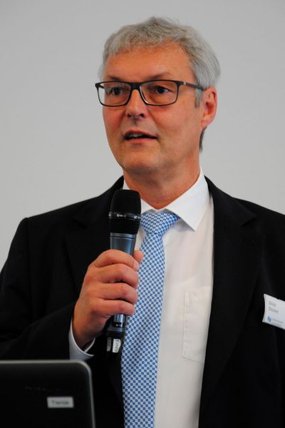 Die erste Fachtagung für Geldwäscheprävention im Automobilhandel veranstaltete der ZDK gemeinsam mit TAK und der Deutschen Gesellschaft für Geldwäscheprävention. ZDK-Geschäftsführer Ulrich Dilchert erläuterte die Hintergründe.  (Baeuchle/»kfz-betrieb«)