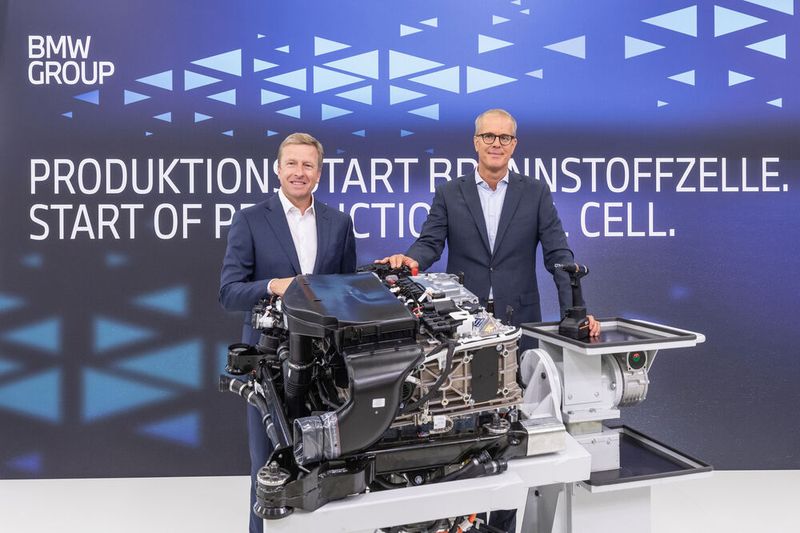 BMW-CEO Oliver Zipse (links) und BMW-Entwicklungsvorstand Frank Weber starteten die Pilotserie des iX5 Hydrogen: „Weil wir ganz vorne mit dabei sein wollen.“ (Bild: Harry Zdera/BMW)