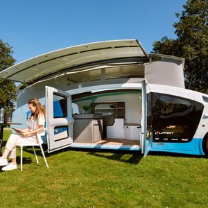 Erst mit dem Aufstelldach wird der Stella Vita zum geräumigen Wohnmobil für zwei Personen.(Bild: Bart van Overbeeke)