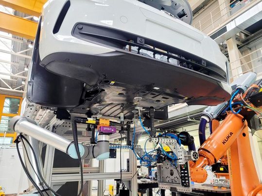 Erste Erfolge! Per Sauger und Roboter zum automatisiert montierten Unterbodenschutz an einem Pkw.(Bild:  Fraunhofer IWU)