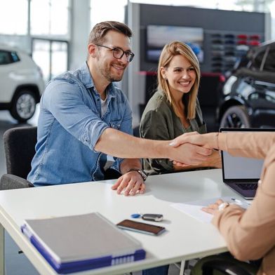 Egal, ob in Verkauf oder Service: Kunden schätzen eine freundliche Kommunikation mit zuverlässigen Aussagen. (Bild: © Nebojsa - adobe.stock.com)