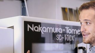 Mathias Zavratnik (li.) und Matthias Bähler (Leitung, techn. Verkauf, VEBO 
Genossenschaft) vor der Nakamura-Tome SC-100X², die bei geringer Baugrösse ein Maximum an fertigungstechnischem Potential bietet.  (Bild: Matthias Böhm)