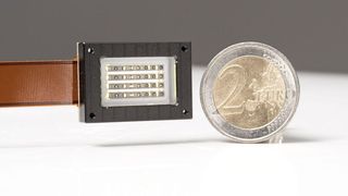 Blick auf ein OLED-Mikrodisplay mit 45 Prozent Transparenz. Dieser Erfolg kann etwa Brillen für die Augmented-Reality-Anwendungen verbessern. (Bild: Fraunhofer-IPMS)