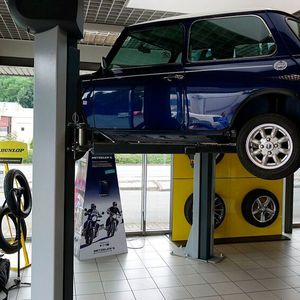 Bereits im Showroom macht ein restaurierter Mini darauf aufmerksam, dass Bavinck solche Aufträge durchführen kann.(Bild:  Rosenow/»kfz-betrieb«)