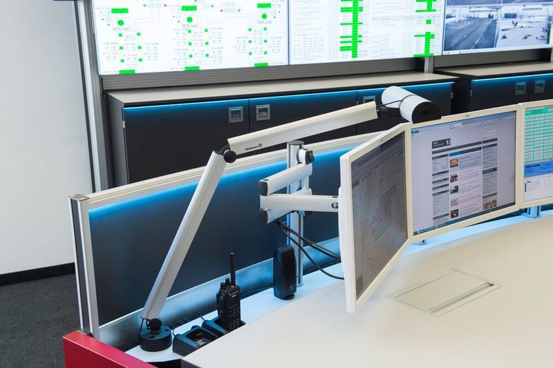 Bei der Beleuchtung an Command Desk und Großbildwand handelt es sich um Ambient Alarmlight, das sich vom Programm PixelDetection ansteuern lässt. (Jungmann Systemtechnik)