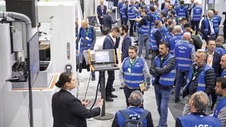 Im Produktionszentrum in Losone werden die Besucher getrennt in Gruppen für die Werksbesichtigung und Live-Demos auf den Maschinen. (Bild: GF Machining Solutions)