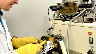 Max Volhard entnimmt der Knetkammer seine mit dem Katalysator vermischte Kunststoffprobe (FH Münster / Pressestelle)