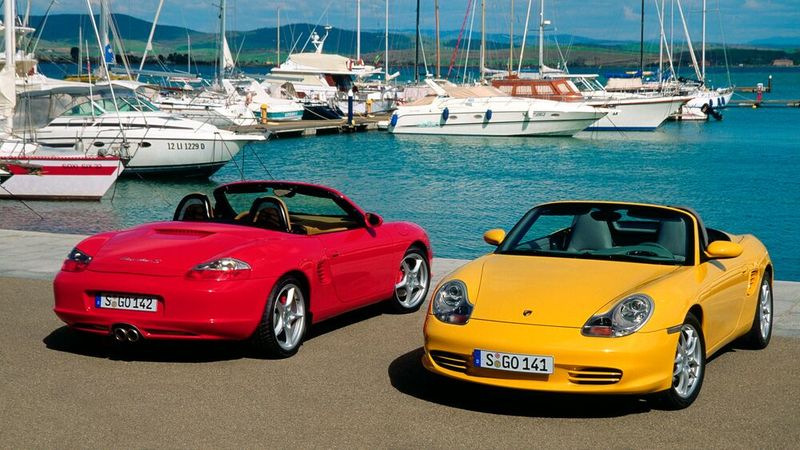Mit einem Einstiegspreis von 76.500 DM (ca. 39.100 Euro) lockte er neue Kunden zur Marke und startete die Boomjahre Porsches Mitte/Ende der 1990er-Jahre. Er besitzt einen wassergekühlten 2,5-Liter-Sechszylindermotor mit 150 kW (204 PS). Dank seines Mittelmotorkonzepts hat er vorne und hinten je einen Kofferraum. Das serienmäßig elektrisch betätigte Verdeck findet in einem Verdeckkasten über dem Motor Platz. (Bild: Porsche)