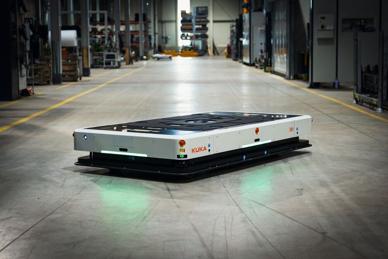 Durch ihren omnidirektionalen Antrieb manövriert die KMP 3000P auch durch beengte Produktionsumgebungen souverän. (Bild: Kuka)