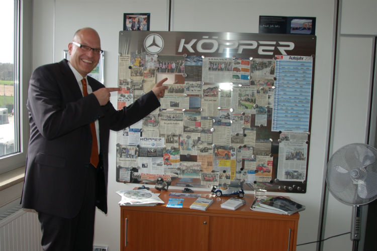 Geschäftsführer Markus Pettendrup vor dem Presse-Clipping zu seinen Marketingaktionen. (Foto: Udo Schwickal)