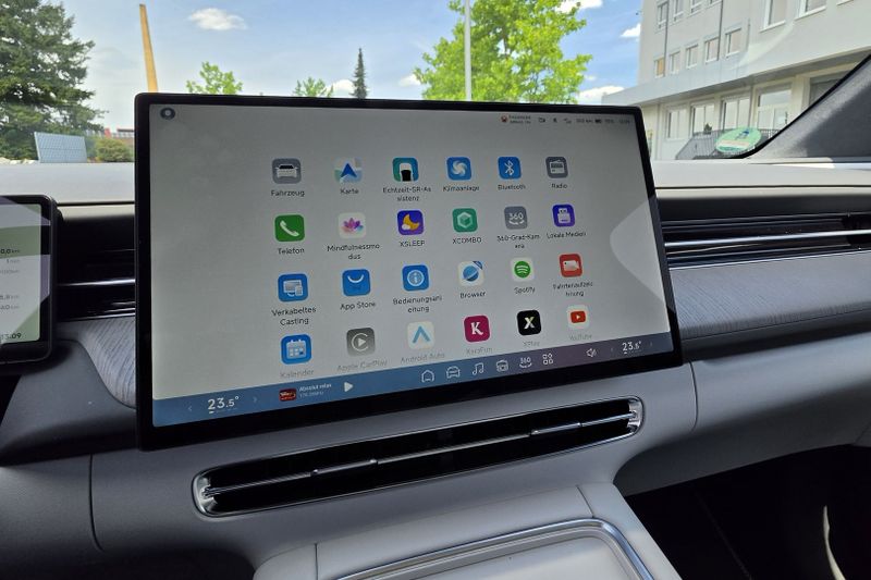9. Der 15,6-Zoll-Touchscreen reagiert schnell und zeigt gute Grafik. Auch wenn die App-Struktur einen guten Überblick bietet und sich die wichtigsten Funktionen per Fingerwisch aufrufen lassen, ist die Ablenkung vor allem bei den Fahrzeugeinstellungen groß. (Bild: Julia Mauritz/Vogel Communications Group)