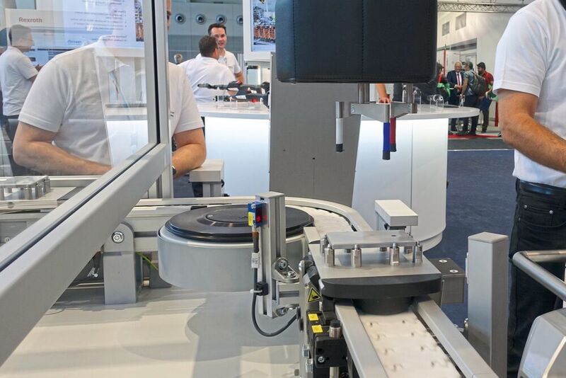 Exponat bei Bosch Rexroth: Der kollaborative Roboter Apas nimmt vom Handarbeitsplatz eine Metallplatte,... (Stefanie Michel)