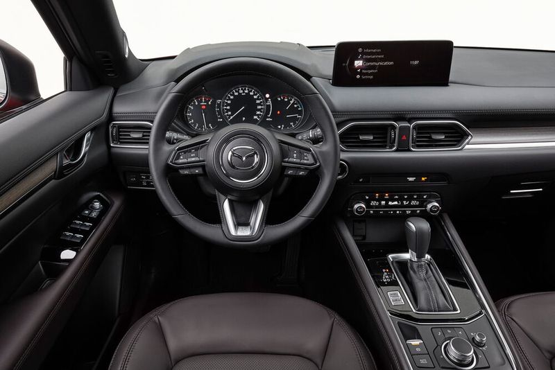Im Innenraum fällt das größere Zentraldisplay auf, welches den steigenden Anforderungen auf dem Sektor Infotainment damit besser gerecht wird. (Bild: Mazda)