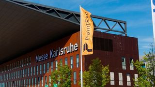 Ende April nächsten Jahres wird es die Paintexpo wieder live in Karlsruhe zu erleben geben. Der neue Veranstalter, die Messe Leipzig, treibt die Vorbereitungen an. Jetzt sollte man sich bereits anmelden, empfehlen die Macher. (Image & Art)