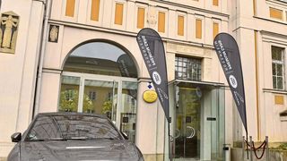 Premium Cars Rosenheim nutzt die hochkarätigen Außer-Haus-Events auch gerne, um seine Fahrzeuge vorzustellen. (Bild: BrauerPhotos/S.Brauer)