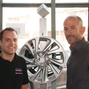 Dr. Jens Buchert, Geschäftsführer von Karl Walter Formen- und Kokillenbau (r.) sowie Benjamin Kauffmann, Anwendungstechniker bei MMC Hitachi Tool.