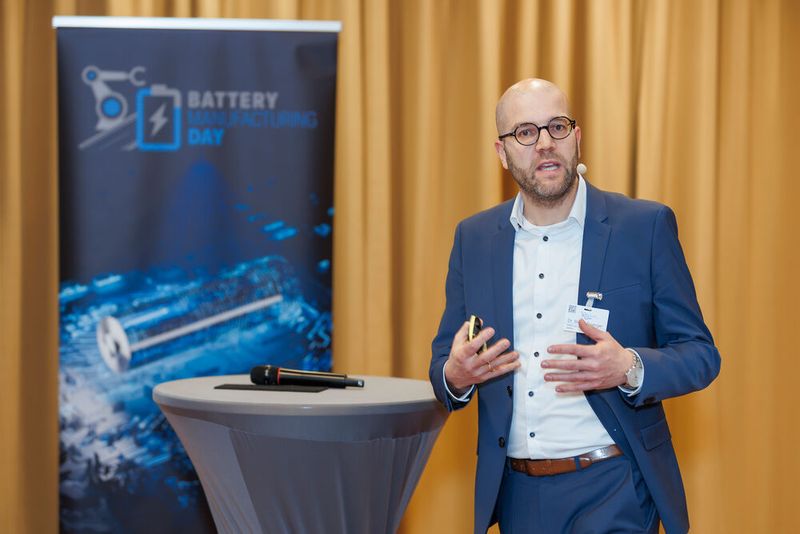 Stefan Dwenger, EKPO, described how complex the production of bipolar plates is. The fuel cell components must be manufactured with ultra-fine, highly precise structures. (Image:Eidens-Holl)