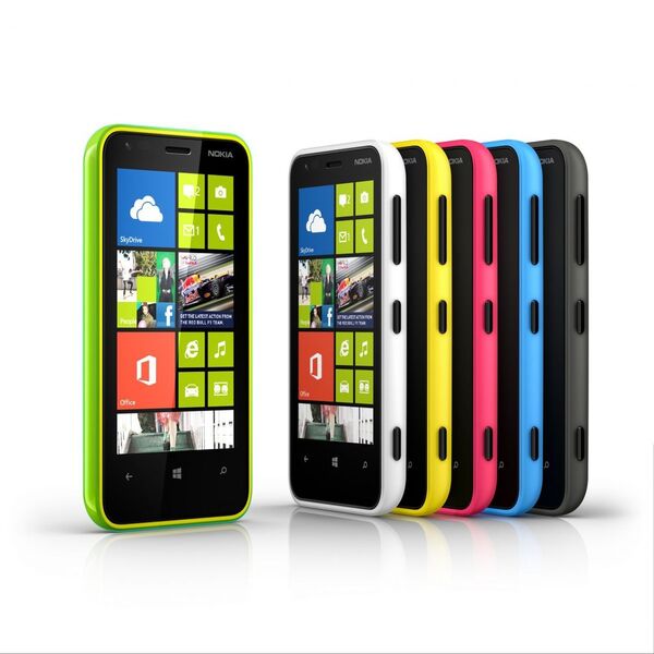 Mit Wechselcovern in knalliigen Farben fällt das Lumia 620 überall auf. (Bild: Nokia)