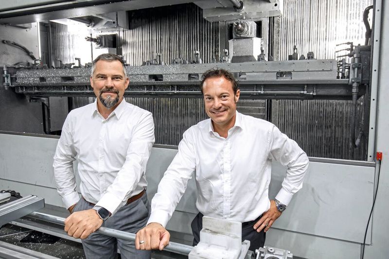V. l.: Alexander Knapitsch, Executive Sales Manager Kosmek Europe, und Patrick Plamenig, Geschäftsführer von Kosmek Europe, vor einem Anger-Bearbeitungszentrum der SP-Generation.  (Wakolbinger)