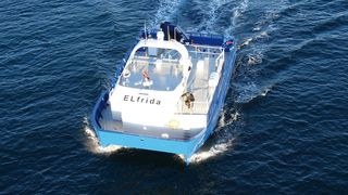In Norwegen wurde das weltweit erste batterieelektrische Arbeitsschiff für die Fischzucht in Betrieb genommen. Eingesetzt wird das Elektroschiff "Elfrida" vom norwegischen Lachszüchter Salmar Farming AS vor der Küste Mittelnorwegens. Siemens hat dafür im Auftrag des lokalen Schiffbauunternehmens Ørnli Slipp das komplette elektrische Antriebs- und Steuerungssystem entwickelt und geliefert. (www.siemens.com/presse)