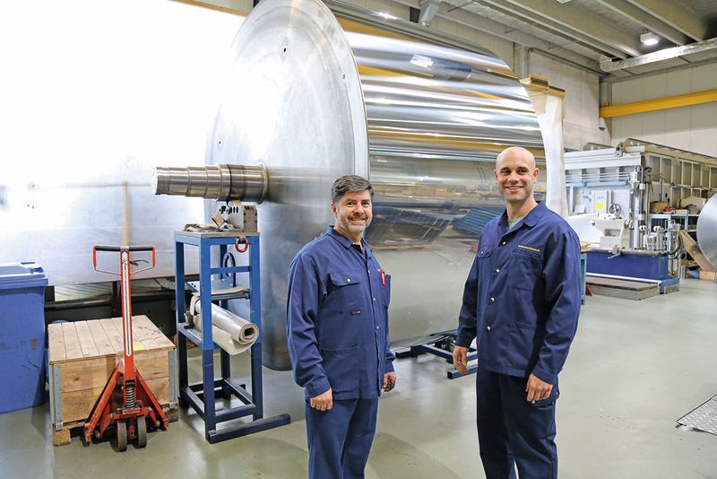 Bild 8: Das sind zwar noch keine 3,2 Meter Durchmesser, aber es geht in die richtige Richtung. Von links: Nuri Akkaya und Marko Milojevic-Medar. (Bild: Matthias Böhm)