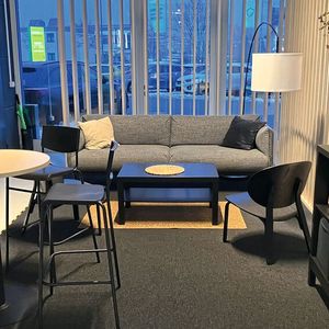 Kamux erhält eine neue CI. Dazu zählt auch eine ansprechend eingerichtete Lounge-Zone für die Kunden.(Bild:  VCG - Lulei)