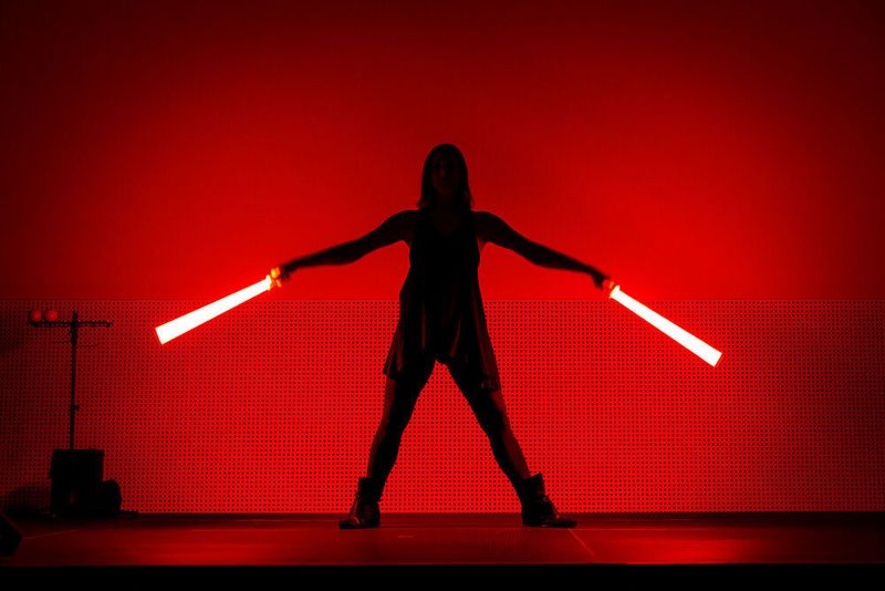 Eine LED-Künstlerin verzauberte die Gäste mit einer eindrucksvollen Lichtshow...  (Stefan Bausewein Photographie)