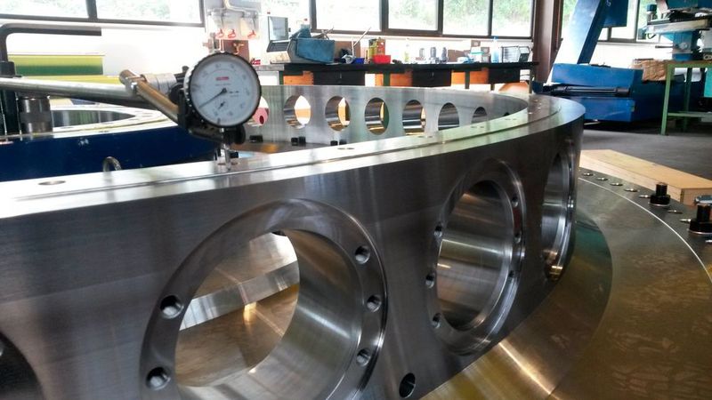 Insgesamt drei Wochen bastelten drei R+W-Mechaniker an dem Großteilepuzzle. Anstatt von allen Seiten die Teile zusammenzusetzen, montierten sie die Einzelkomponenten nur von einer Seite.  (R+W)