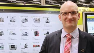 Maximilian Pirkl von Heidenhain präsentiert auf dem Messestand die neuen Funktionen des Statemonitor. (Reinhold Schäfer)