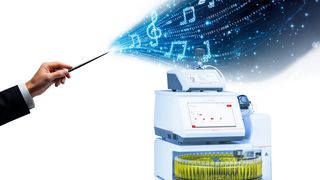 Fig. 1: “Direttore d’orchestra” dei dati in laboratorio – Una postazione di misura composta da DMA 5002, Abbemat 5101 e Xsample 5200 con controllo esterno tramite AP Connect per l’invio dell’elenco dei campioni e la trasmissione automatica dei dati di misura. (Immagine:Anton Paar GmbH (Sfondo: Dall-E / generato dall’intelligenza artificiale))