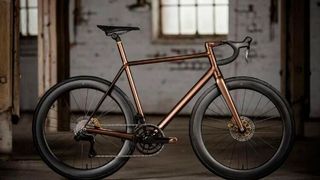 Das J.Laverack Aston Martin.1R ist das erste schraubenlose Fahrrad der Welt, ohne sichtbare Bolzen, Schrauben oder Befestigungen am Steuersatz, der Sattelklemme oder den Bremssätteln. (Bild: Renishaw & J. Laverack)