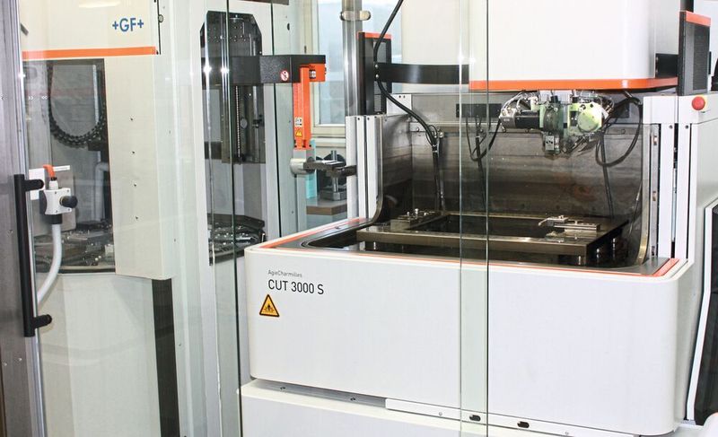 Hier ist zu sehen, wie der Workpal automatisiert ein Werkstück in die CUT 3000 S einwechselt. Bei der Produktion von modularen Multikavitätenwerkzeugen würden mehrere identische Einsätze benötigt. Für das Bearbeiten dieser Vielzahl von identischen Teilen ist die Automation des Systems ideal, wie GF betont. (GF Machining)