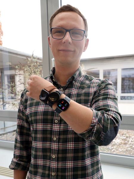 Maximilian Reiser testet im ersten Schritt die im Handel erhältlichen Wearables. (Hochschule Landshut)